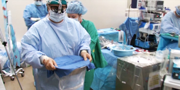 An organ transplant team in theatre_600x300